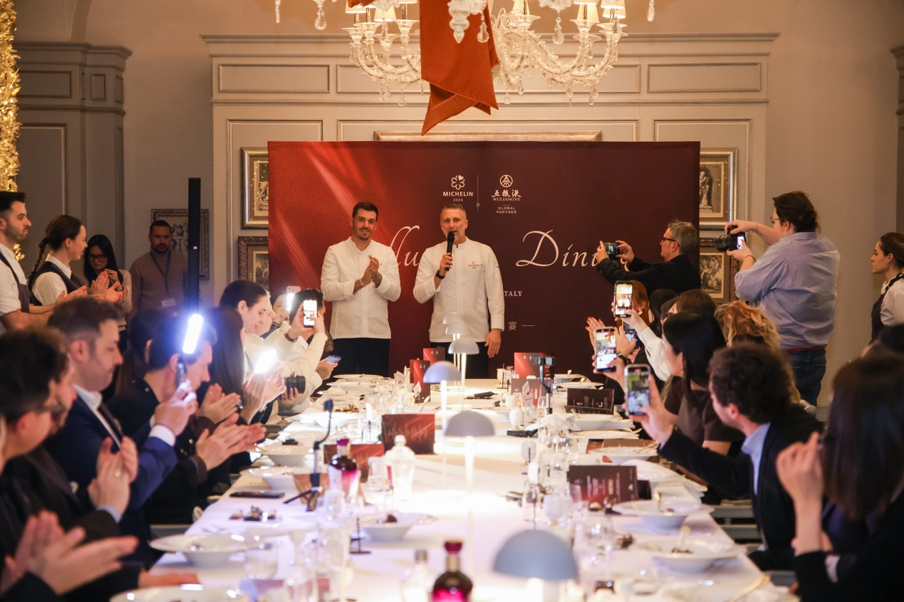 一群人坐在餐桌前
AI 生成的内容可能不正确。